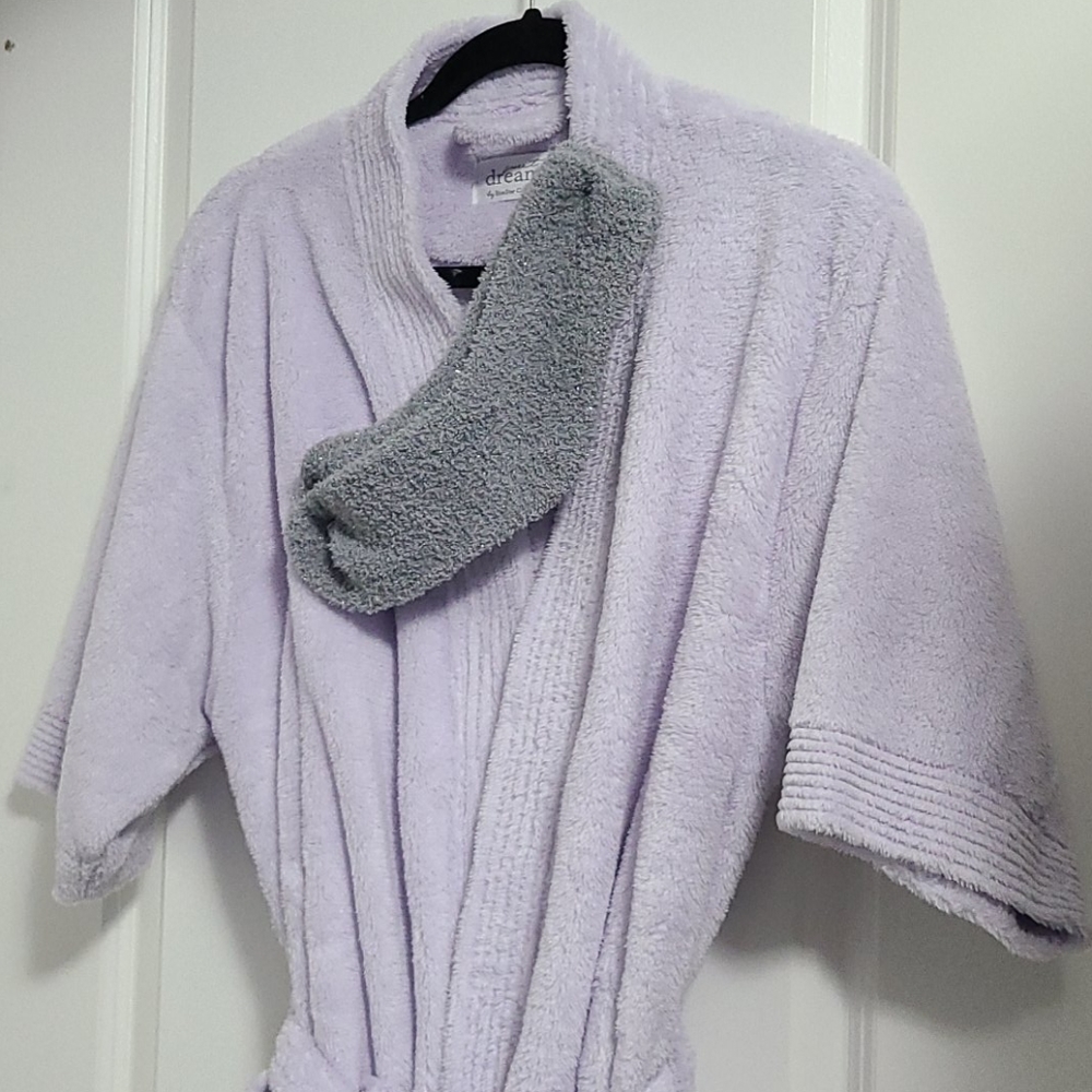 New! Plush Bath Robe & Fuzzy Socks - Picture 3 of 9